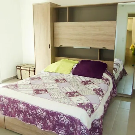 Sunny, 1-bedroom With A Swimming Pool And Furnished Terrace Apartment Saint-Raphael (Var)